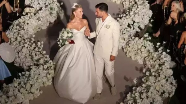 Ünlü çiftten romantik paylaşım!